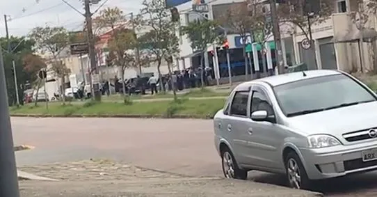 Tiroteio durante assalto a banco em Curitiba assusta moradores e mobiliza mais de 100 policias; veja o vídeo