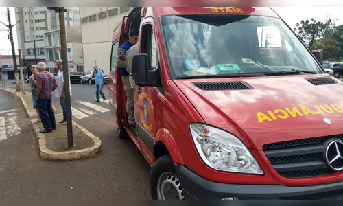 Motorista fica ferido ao colidir contra árvore em Ivaiporã