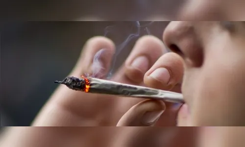 Mulher é detida com cigarro de maconha em Apucarana 
