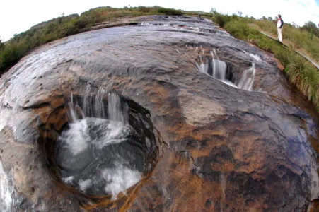 Canyon Guartelá; a 152 km de Apucarana, conta com banheiras naturais e é o 6º maior cânion do mundo