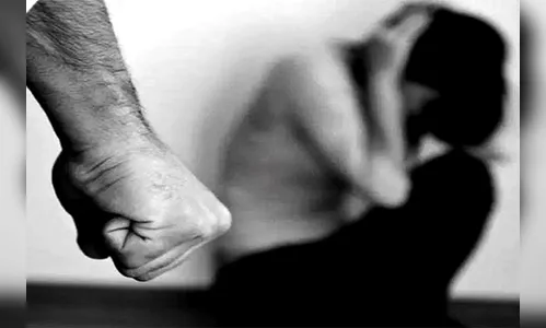 Homem morde perna e fecha porta do carro na mão de mulher em Apucarana