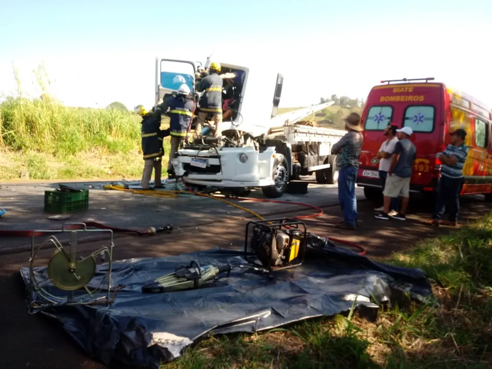 Acidente envolvendo dois caminhões acontece nesta manhã entre Porto Ubá e Lidianópolis 