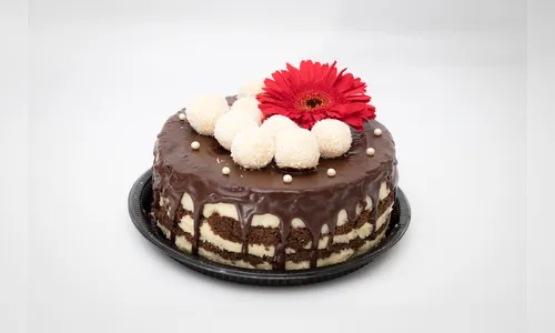 Encomende seu bolo de aniversário com a cozinha da Edhucca