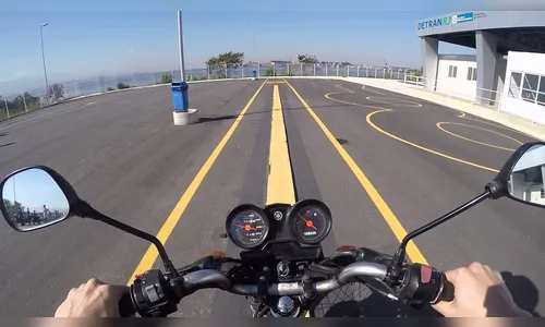 Rapaz reprova no exame prático do Detran em Apucarana, derruba moto e fica agressivo