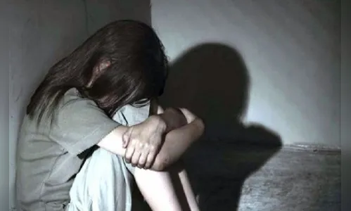 Criança de 8 anos entrega maconha para professora e denuncia que era castigada pelo pai, em Londrina no PR