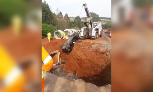 
							Carro cai em valeta no Contorno Sul de Apucarana; dois homens ficaram feridos
						
						