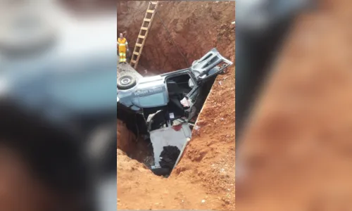 
							Carro cai em valeta no Contorno Sul de Apucarana; dois homens ficaram feridos
						
						