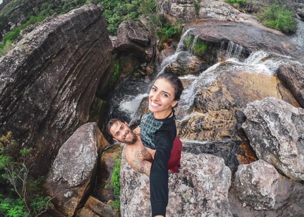 Casal apaixonado por aventuras, já escalou 7 das 10 montanhas mais altas do Brasil