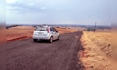 Prefeitura usa resíduo de asfalto em estrada rural