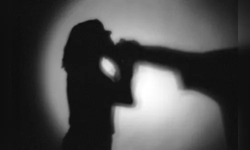 Motorista de aplicativo vai trabalhar em festa e encontra marido com outra; homem foi preso 