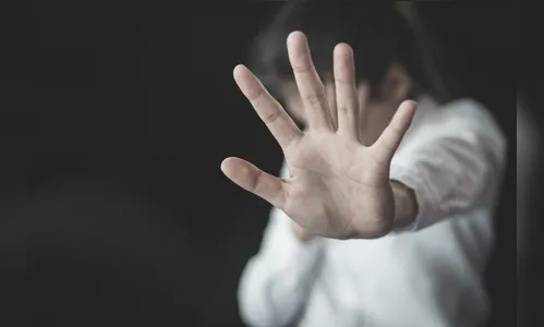 Motociclista se aproxima de adolescente e passa a mão nas partes íntimas da garota, em Apucarana