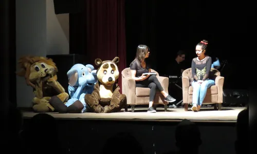 Lançamento de livro de fábulas leva grande público ao Cine Teatro Mauá
