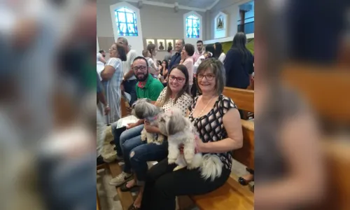 
							Aves, cães, gatos e até ratos participam de missa em Arapongas. Veja vídeo; 
						
						