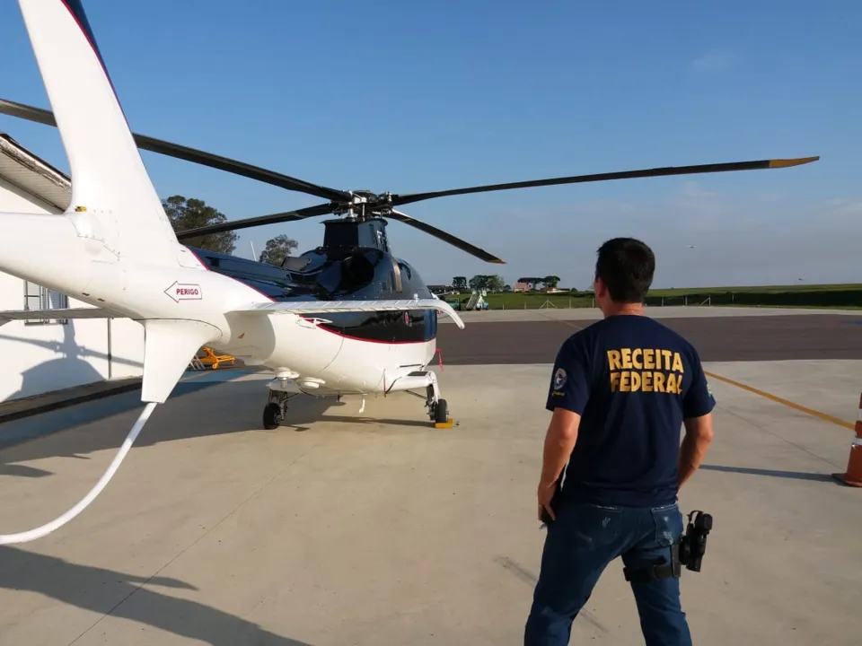 Receita Federal apreende helicóptero avaliado em mais de R$ 23 milhões em Curitiba