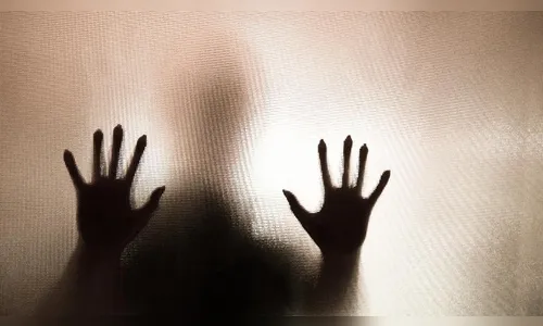 Jovem é preso após morder, beliscar, agredir e obrigar ex-namorada a manter relações sexuais 