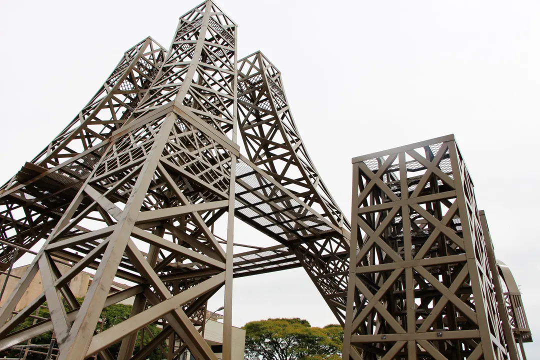 Réplica da Torre Eiffel de Ivaiporã será erguida com auxílio de guindaste com 50 metros
