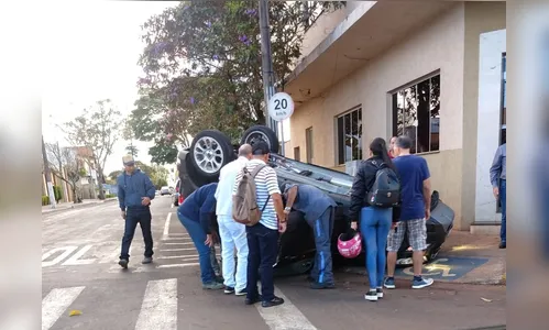 Carro capota após acidente no centro de Arapongas