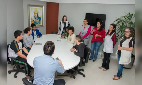 
							Alunos do Colégio Estadual Antônio dos Três Reis de Apucarana elaboram jornal
						
						