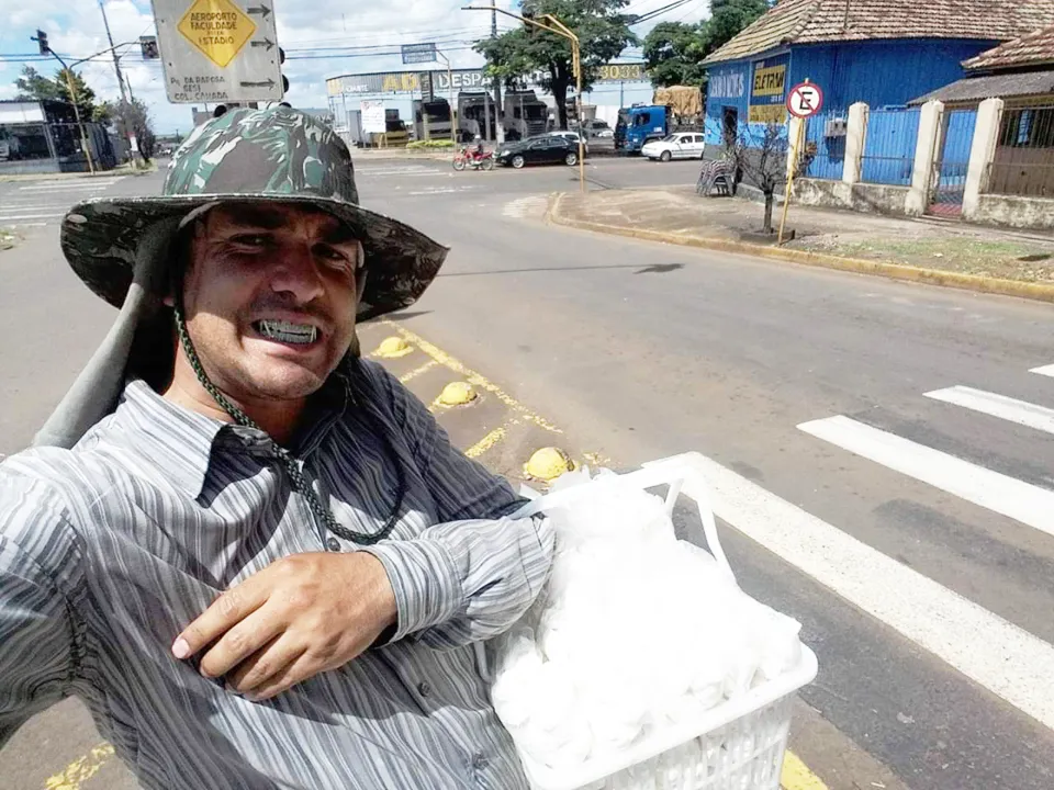 Apucaranense vende doces na rua para terminar a faculdade de Direito
