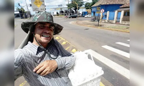 Apucaranense vende doces na rua para terminar a faculdade de Direito