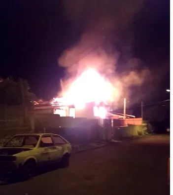 Incêndio destrói casa em Apucarana 