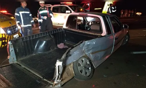 Passageiros transportados em caçamba são arremessados após colisão na PR-444; uma pessoa morreu