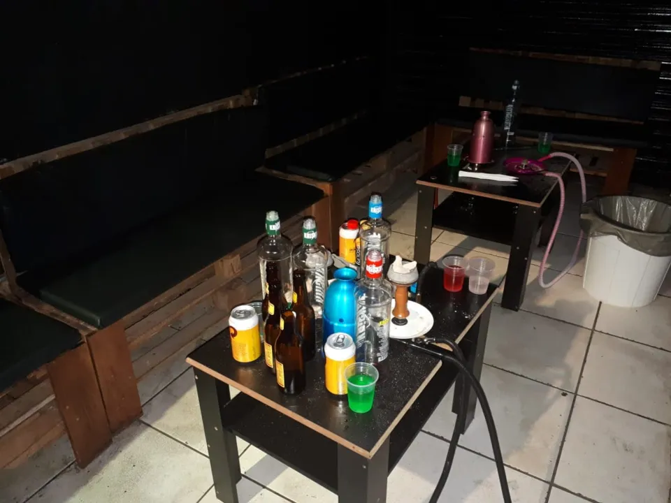 Dono de tabacaria é preso por vender bebidas alcoólicas para adolescentes em Apucarana