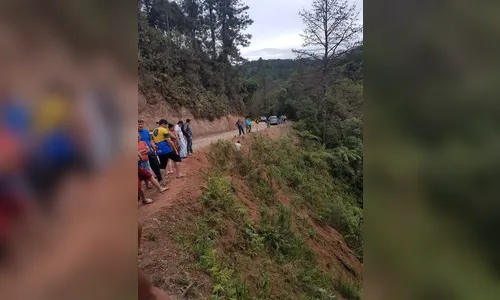 Seis pessoas morrem após caminhonete cair em ribanceira no Paraná 
