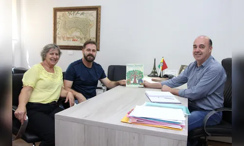 Autor de obra infantojuvenil visita Prefeitura de Ivaiporã