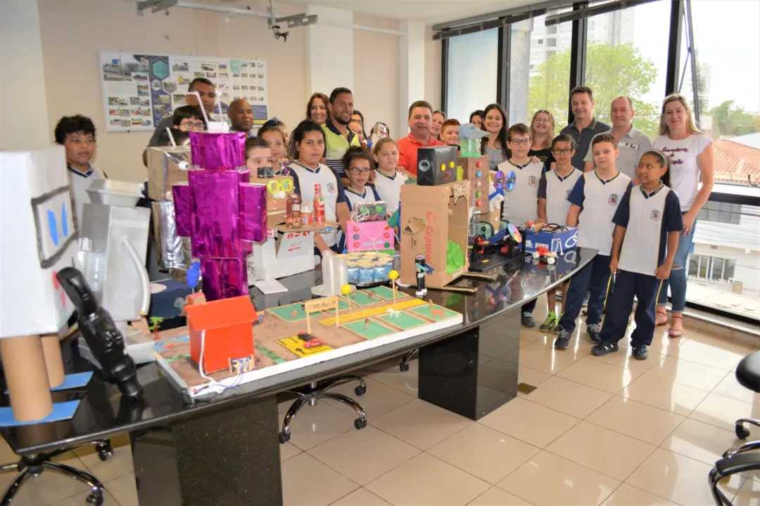 Alunos da Escola Municipal Getúlio Vargas presenteiam prefeito com trabalhos da robótica