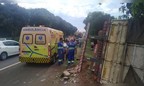
							Caminhão carregado com milho tomba em Apucarana 
						
						