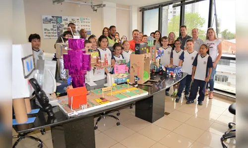 Alunos da Escola Municipal Getúlio Vargas presenteiam prefeito com trabalhos da robótica