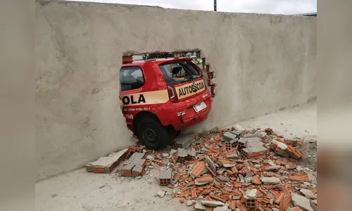 Motorista perde controle do carro durante teste de baliza e atinge muro do Detran em Curitiba