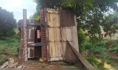 
							Caminhão carregado com milho tomba em Apucarana 
						
						