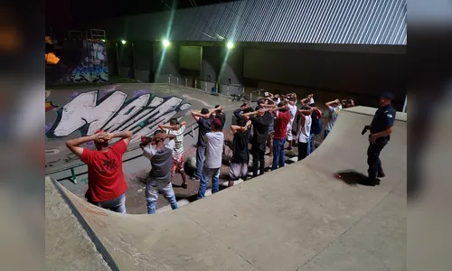 PM e GM de Apucarana abordam 45 pessoas; um homem foi detido com drogas para o consumo