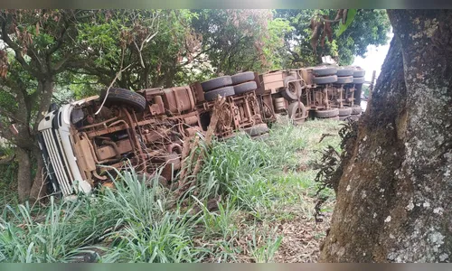 Caminhão carregado com milho tomba em Apucarana 