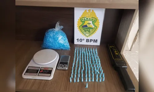 PM prende dois jovens e apreende 136 pinos de cocaína, em Apucarana