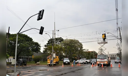 Cruzamento entre as Ruas Uru e Mutum recebe semáforo, em Arapongas