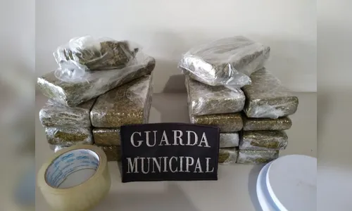 Dupla foge de moto e se envolve em acidente com a GM de Arapongas; mais de 8 kg de maconha foram apreendidos 