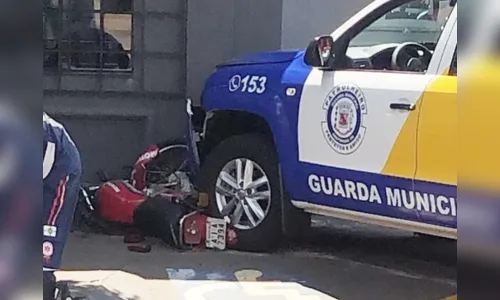 
							Dupla foge de moto e se envolve em acidente com a GM de Arapongas; mais de 8 kg de maconha foram apreendidos 
						
						