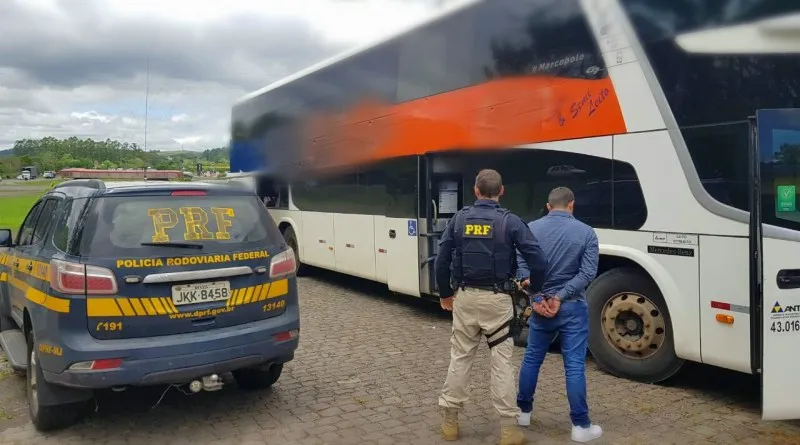 Homem estava em um ônibus que saiu de Foz do Iguaçu e tinha como destino Porto Alegre. (Foto: PRF)