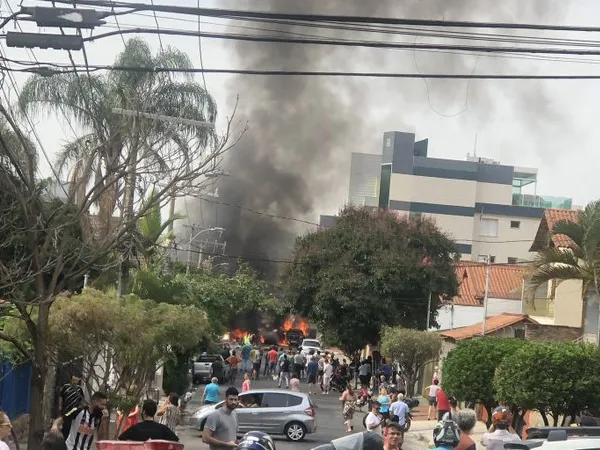 Pelo menos três pessoas morrem em queda de avião em Belo Horizonte