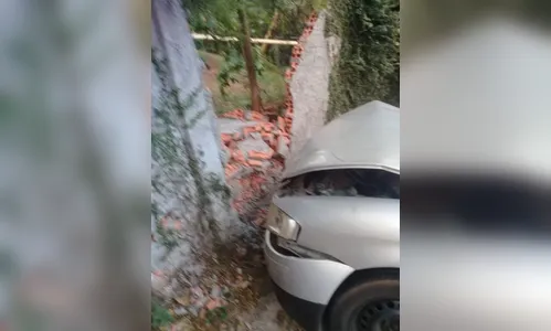 Motorista perde controle da direção e bate contra muro em Apucarana