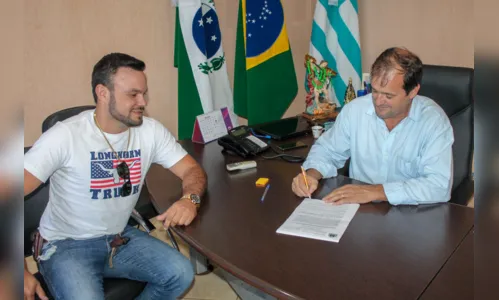 
						
							Prefeito de Jardim Alegre assina contrato para pavimentação da Rua Castelo Branco
						
						