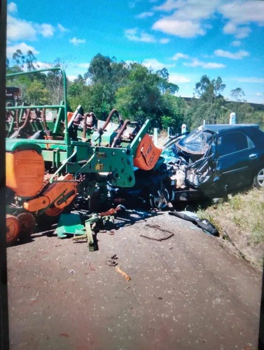 Motorista fica ferido ao colidir carro com plantadeira