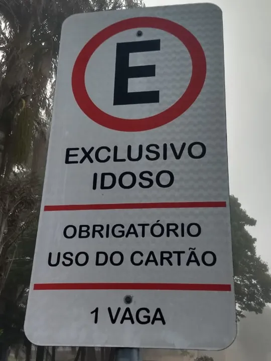 PM de Ivaiporã notifica carros sem credenciais estacionados em vagas exclusivas
