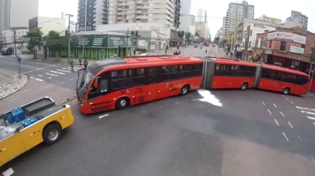 Ônibus biarticulado quebra no meio de cruzamento e bloqueia trânsito em Curitiba