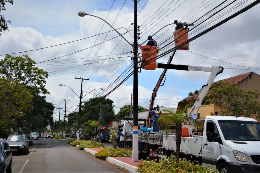 Avenida Siriema recebe instalação de lâmpadas de LED