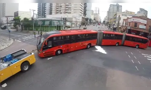 Ônibus biarticulado quebra no meio de cruzamento e bloqueia trânsito em Curitiba