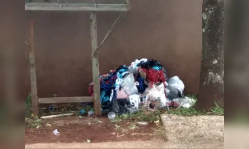 Funcionário de igreja denuncia descarte irregular de lixo em frente ao templo